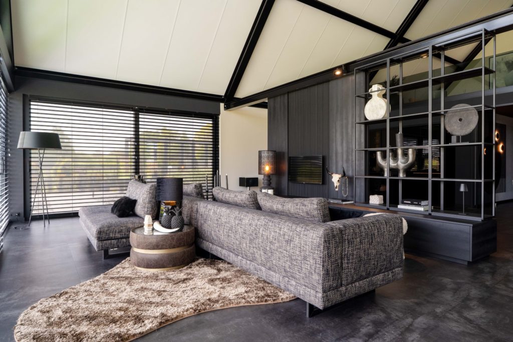 de woonkamer van een binnenkijker villa in hotel chique woonstijl