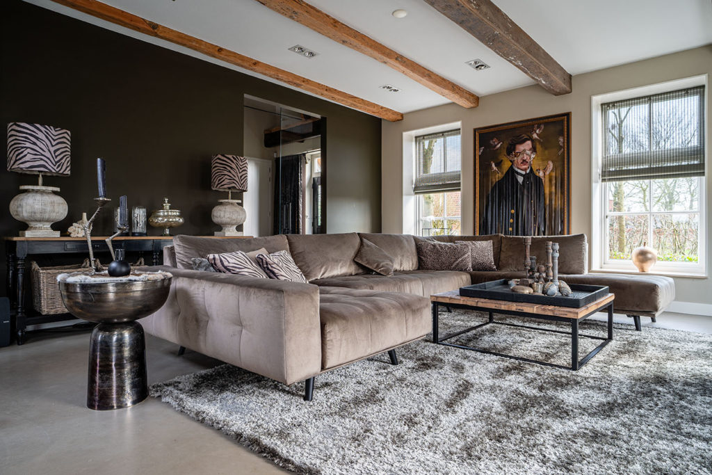 een grote bank met veel comfort in een luxe woonkamer