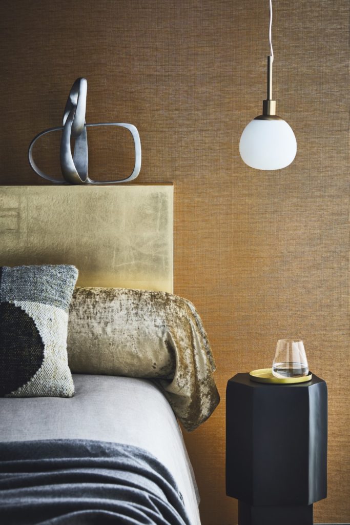 een bedsetting met allerlei verschillende luxe texturen en materialen