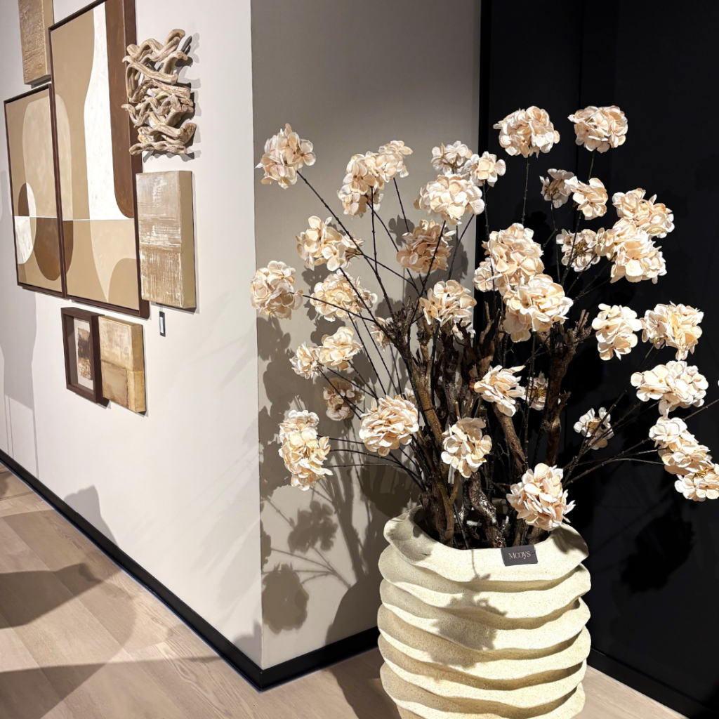 een lichtgekleurd zijden bloemen boeket in een grote pot