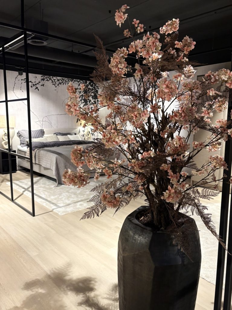 een zijden bloemenarrangement in de slaapkamer