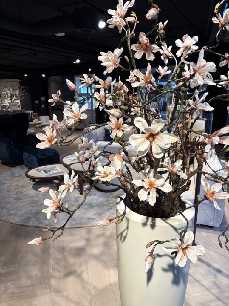 witte zijden bloemen in een hotel chique interieur